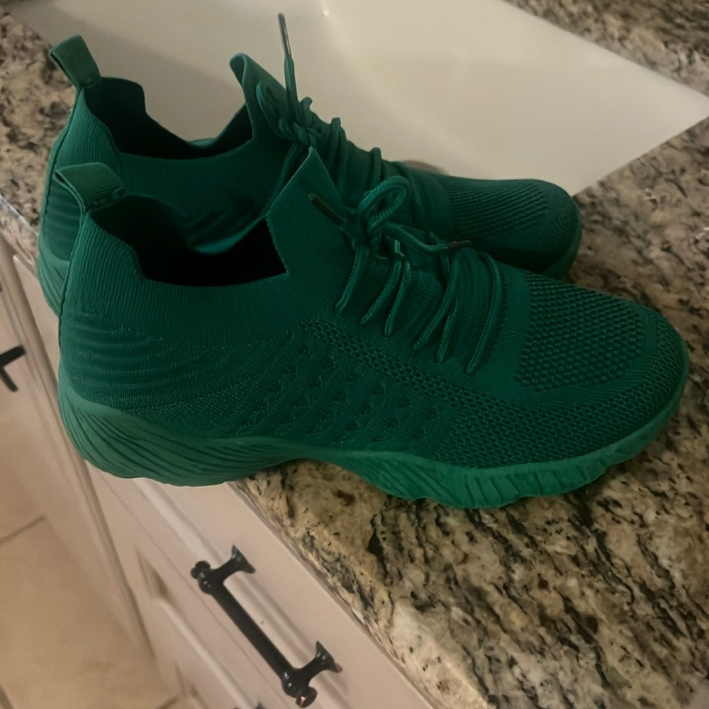 NEW! Women’s 8 Emerald green sneakers